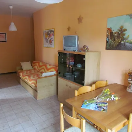 Flat In A With Sports Courts * 비비오네