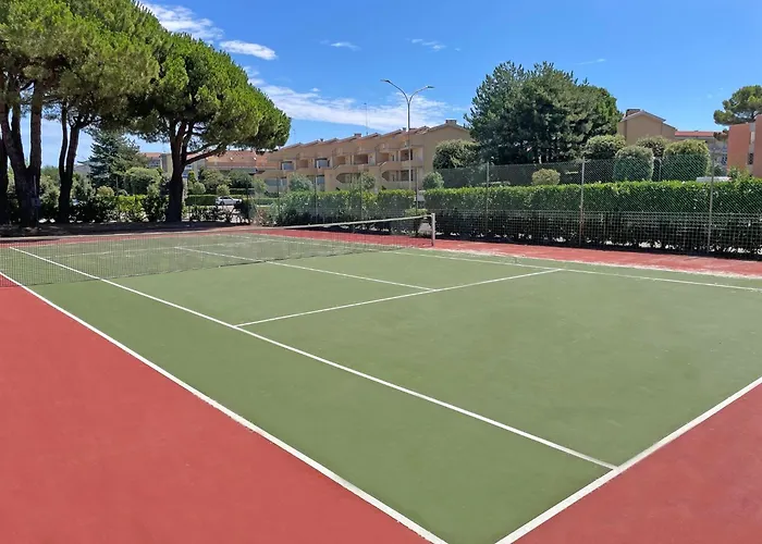 아파트 Flat In A With Sports Courts