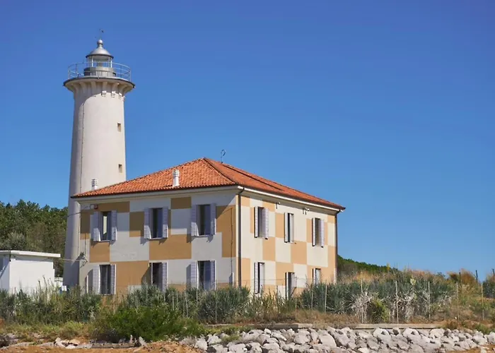 Flat In A With Sports Courts 비비오네